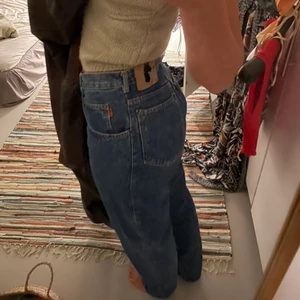 Mörkblåa mid-waisted jeans - Mörkblåa mid-waisted jeans köpta second hand. Raka jeans från märket BALL. Bra skick förutom avskavd lapp på baksidan (se bild 3). Jag är ca 176 som lång och bär vanligtvis storlek M i jeans. Köparen står för frakt. Skriv vid frågor💜💕😍