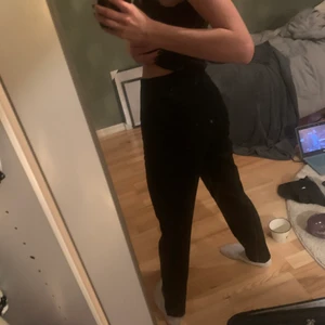 Svarta kostymbyxor - Ett par jätte fina kostymbyxor med öppning på sidan och slits lägns ner på byx benen❤️😻 dom är från H&M i storlek 34🥰💗💓