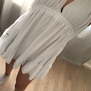 Vit klänning - Superfin sommarklänning från pull&bear köpt i somras. Jättefin att ha under stickade tröjor. Storlek S. Köparen står för frakten som tillkommer💕