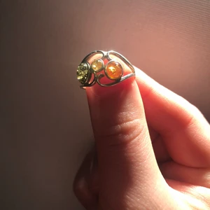 Ring bärnsten - Äkta bärnsten. Köpte den i gamla stan för 430kr. 19mm i diameter