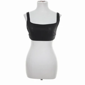 Topp  - En helt ny as snygg topp från Nelly dom är perfekt nu till nyår, den är slut på hemsidan ordinarie pris är 199kr!