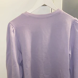 Sweatshirt - Ljuslila sweatshirt, nästan aldrig använd
