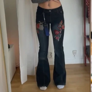 Super fina jeans!  - Mid Rise jeans med jättefina broderier! Snygga sömmar och fina detaljer på knapparna. Storlek 34 men passar mig som är typ 36❤️ aldrig använda ❤️nypris var 1100❤️