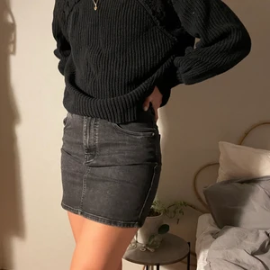 Jeanskjol - Jeanskjol från hm, är använd men i bra skick. Storlek M men passar mig som vanligtvis bär storlek S