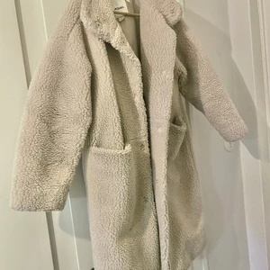 Oversize Teddyjacket  - Köpt från monki för 2 år sidan. I använt men gott skick. 