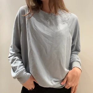 Blå mysig tröja - Ljusblå tröja i sweatshirt modell men extremt mjukt material, säljs även i vit. Kan mötas upp i Stockholm, annars står köparen för frakt!💕