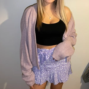 Lila kofta från H&M - Jättemysig kofta från H&M. Fin till sommar och höst.