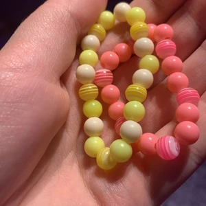 Hemmagjorda armband - Tjena! Säljer dessa två armband för 12kr/st eller båda för 20kr:) frakten ligger på 12kr men för köp över 50kr är frakten gratis😆 det är bara att skriva privat om ni har några frågor osv❤️