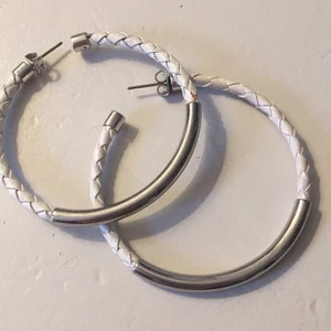 Örhängen - Vet inte exakt vart de är ifrån, men de är superfina!:) Har inte användning för dem, priset är inklusive frakt och jag tar emot swish:) Finns många fler örhängen och annat i min profil! Ta gärna en titt