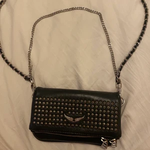 Zadig Västa, clutch bag - En Zadig et voltaire västa i väldigt gott skick, köpt för ca 2800 men säljer för 1000kr men tar emot bud också. 2 band/kedjor medföljer, en kedja med läder i och ett i bara kedja. Måtten är 17,5 x 9 cm.