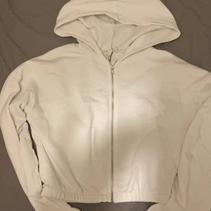 Kort kofta - En kort vit kofta ifrån nelly, Fint skick!