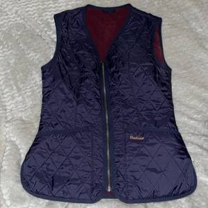 Väst Barbour  - Väst från Barbour, i mycket gott skick. Storlek eu 34, jag är storlek S 