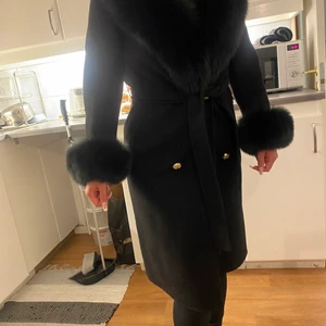 Kappa med äkta päls  - Äkta päls! Det går att ta av pälsen.. helt ny inte min stil därför säljs den