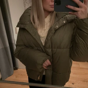 Dunjacka från H&M! - Säljer denna superfina och mysiga dunjacka i grön/grå färg från H&M pga att den inte kommer till användning! Är oversized i modellen så passar även större storlekar😍 400kr + frakt 🚚 