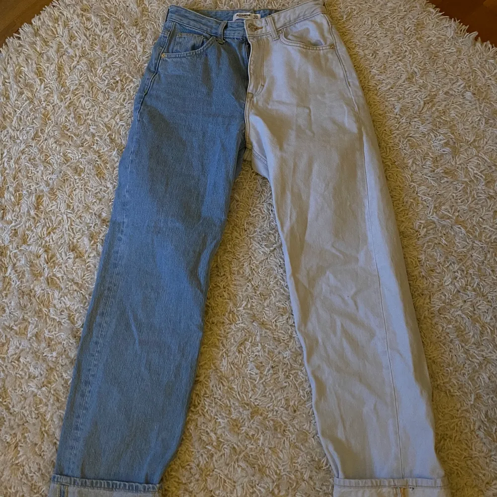 Säljer dessa jeans från Pull and Bear i strl 36 som nästan aldrig är använda! Möts upp i Katrineholm eller fraktar, frakt står köparen för 🥰. Jeans & Byxor.