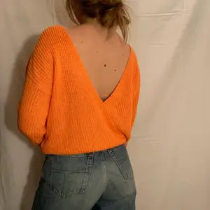 En helt oanvänd orange stickad tröja med öppen rygg från NA-KD. Är 170 och har oftast S/36. Nyskick!! 