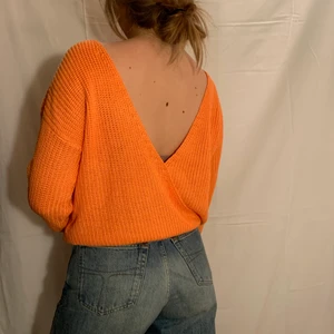 Orange stickad tröja! - En helt oanvänd orange stickad tröja med öppen rygg från NA-KD. Är 170 och har oftast S/36. Nyskick!! 