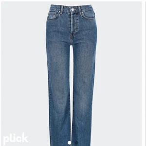 Blåa jeans💗 - Så sjukt snygga jeans från bik bok som inte kommer till användning längre, dom är ganska höga i midjan och breda längre ned! Skulle säga att det passar en som är 1,65-1,70 då dom är ganska så långa och på grund av det så har de tyvär slitits lite i hälarna då jag är rätt kort (skriv för fler bilder på det)💗