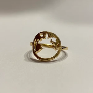 Ring - Silverring i form av en jordklot.
