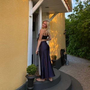 Kjol siden - Mörkblå kjol som har ett sånt himla fint fall och sitter som en smäck på, supertrendig, strl 36🥰