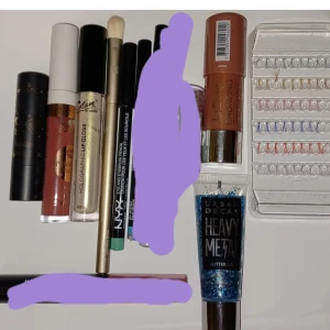 Diverse smink - Säljer like olika sminkprodukter, bla borste från beautyact som är använd 1gång och rengörs innan frakt, ögonpennor från nyx m.m,  vissa är använda och vissa är bara swatchade eller inte ens provade. Skriv vid intresse, frågor och priser🤩Bättre bilder kan fås. Köparen står för frakt. De som är överstrykna är sålda. Mvh Caroline 