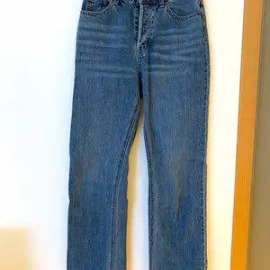 Säljer ett par denimblå 90’s jeans i storlek 38 då jag redan har ett par likadana. Är vanligtvis en 36a så dessa sitter behagligt lösare. SUPERcoola oversize men kommer passa dig perfekt om du är en storlek 38! Jag är 172cm lång och byxbenens längd går strax under anklarna på mig. Gillar du 90’s trenden så är dessa byxorna en fantastisk bonus! 😍👏🏼