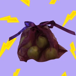 Fruktpåse  - Super fin handgjord fruktpåse.  Istället för att använda plastpåsar när du handlar frukt & grönt kan du istället använda dessa tygpåsar om och om igen.   -Miljövänligt tyg -Väger väldigt lite  -Tål att packas med tyngre grönsaker.  -Handgjord i Sverige  • Frakt: Jag skickar min produkt i försändelsekuvert gjorda av papper och bubbelplast på insidan som du enkelt kan ta bort och återvinna. • Om säljaren WonderlandStore på etsy: Jag är en 22 -årig tjej från Sverige 