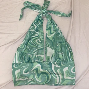 Trendig topp - Trendig knyttopp som har andvänd ca 2 ggr.