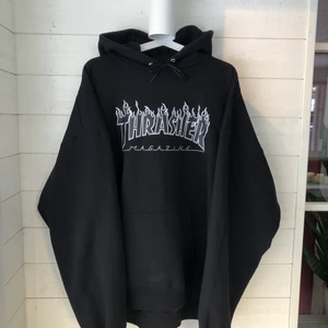 Thrasher hoodie - Thrasher hoodie i strl XL. Den är i väldigt fint skick och säljes pågrund av att den inte används längre. Nypris är 999kr. köparen står för frakten ✨