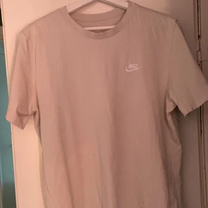 Nike T-shirt  - Nike t-shirt i mycket bra skick och använd ett fåtal gånger och inga synliga fel. Storlek L. Färg: Beige. Om du undrar mått eller fler bilder är det bara att slänga iväg ett DM. 