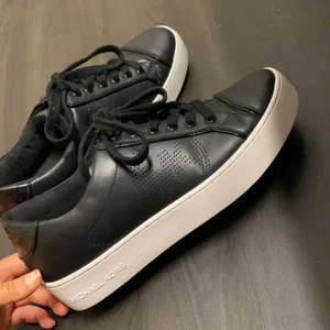 Svarta michael kors skor - Skor från Michael kors i storlek 39, sparsamt använda så är i fint skick☺️ köpare står för frakten!