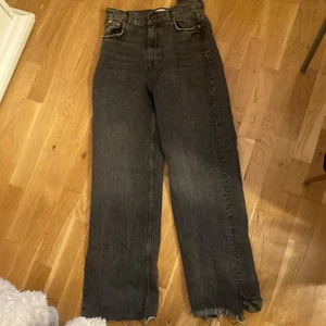 zara jeans - as snygga jeans från zara. köptes här på plick, men säljer pga de är för små för mig. jag brukar vanligtvis ha 36/38 i jeans ❤️‍🩹skriv om ni är intresserade 