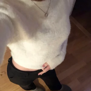 Fluffig tröja  - Vit fluffig tröja från Zara. Jättemjuk och skön. Supersnygg till ljusblåa jeans. Storlek M, men skulle säga att den är mer som en S. Köparen står för frakten som tillkommer. (Sista bilden är lånad)💖💖