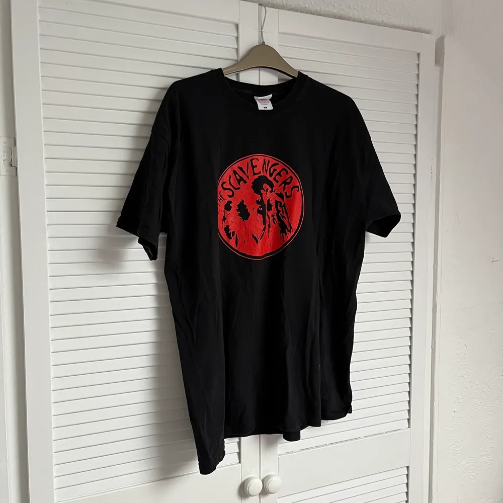 Grunge black and red t-shirt with cool motif.. T-shirts.