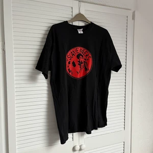 Scavengers tee - Grunge black and red t-shirt with cool motif.