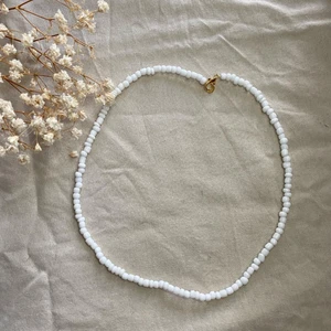 Halsband  - Halsband vitfärg super fin och enkel 