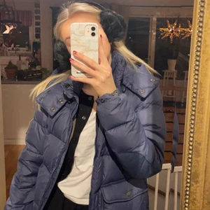 Fjällräven jacka - Säljer min fjällräven jacka då den inte satt som jag ville, helt ny med prislappen kvar!! Liknar den populära fjällrävenjackan jätte mkt!!💓 Färgen är mörkblå, bara dåligt ljus på bilderna!!😍 Nypris: 4795kr! Kom priv för flera bilder!! Pris kan diskuteras