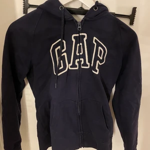 Mörkblå ziphoodie  - Mörkblå ziphoodie från gap st S 100kr +frakt, skriv privat vid intresse