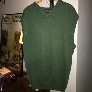 Grön väst  - Galet fin grön väst. Skönt o hållbart material. Färgenblir tråkig i min kamera, men synd bäst på sista!! Står strlk M, men passar i princip alla beroende på önskad passform 