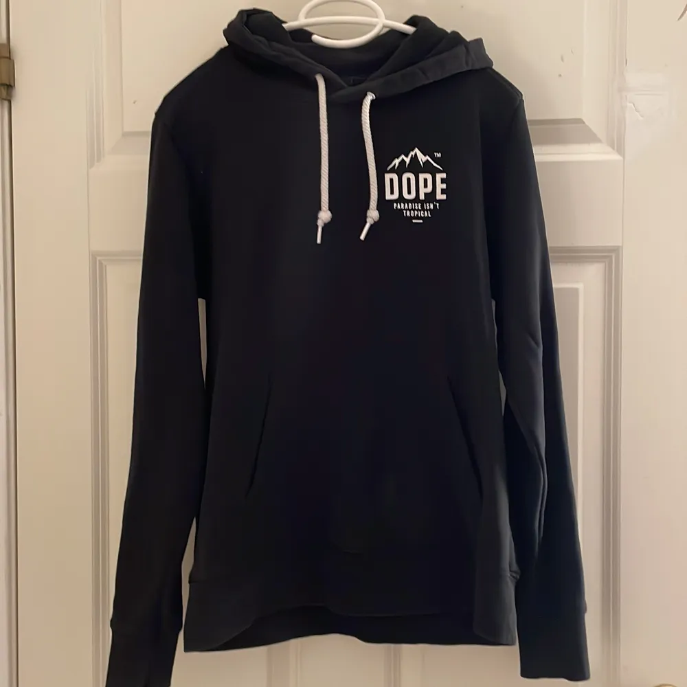 Säljer nu min dope hoodie i bra skick eftersom jag inte andvänder den längre, den är i stolek M men skulle säga att den är mer som en S🤗. Hoodies.