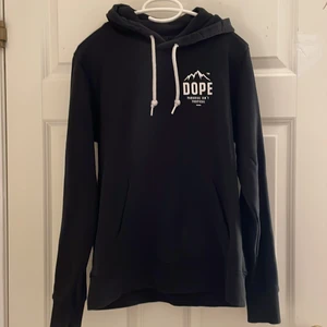 Dope hoodie - Säljer nu min dope hoodie i bra skick eftersom jag inte andvänder den längre, den är i stolek M men skulle säga att den är mer som en S🤗
