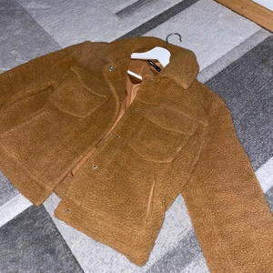 Gina tricot jacka, storlek 38 - Fluffig brun jacka som är storlek 38, har inga hål eller skador i sig 
