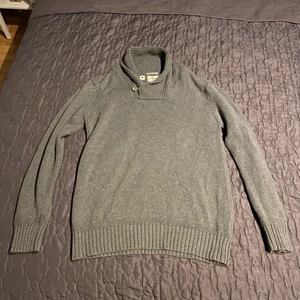 Grå stickad kofta herr - Säljer en stickad grå kofta i stlk M. Den är bara använd ett fåtal gånger så den är nästan som ny. Jag står inte för postens slarv.