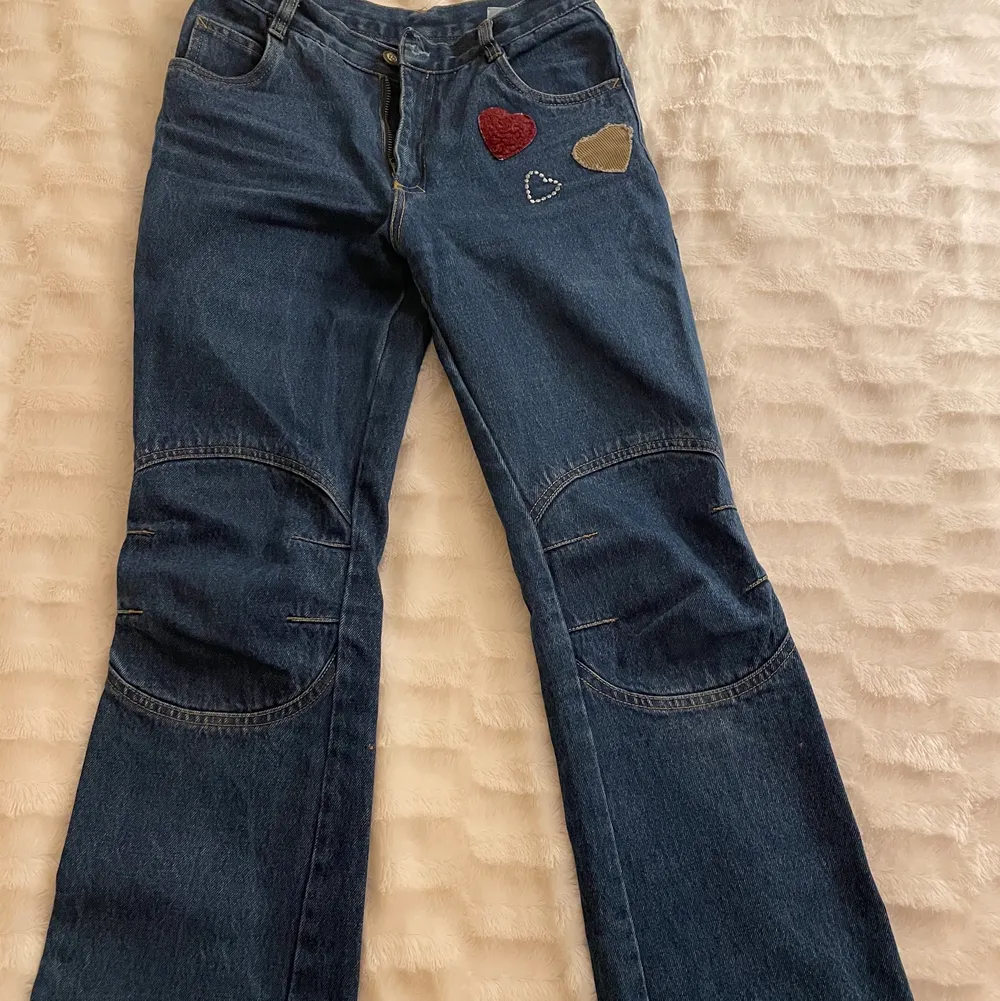 Lågmidjade söta bootcut secondhand-jeans med broderade detaljer. Väldigt fint skick, säljer då de är för små! Passar någon med 24-26 i midjan och 30 i längd (är själv 164 och de är perfekt i längden). Jeans & Byxor.
