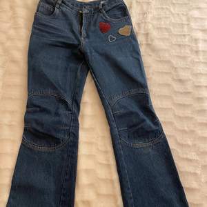 Lågmidjade söta bootcut secondhand-jeans med broderade detaljer. Väldigt fint skick, säljer då de är för små! Passar någon med 24-26 i midjan och 30 i längd (är själv 164 och de är perfekt i längden)