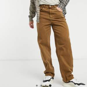 Säljer dessa snygga bruna jeans från Asos. nypris 449kr mitt pris 249kr. Storlek M