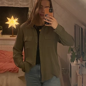 Ginatricot -  Grön skjorta - Säljer en av mina favorit skjortor som inte kommer till användning, syns på få ställen att den är använd men inga hål m.m. Är i storlek 40 men sitter bra på mig som är 38 i vanliga fall. Frakt tillkommer och skriv om ni vill ha fler bilder eller har några frågor❤️🐻