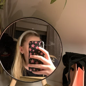 Diadem - Ett till diadem från SHEIN! Jätte jätte fint och passar såklart till allt! Det är i super super bra skick och nästan aldrig används! Kostar typ 70kr om man köper på hemsidan! Skriv till mig om ni har frågor och priset kan också diskuteras ❤️❤️