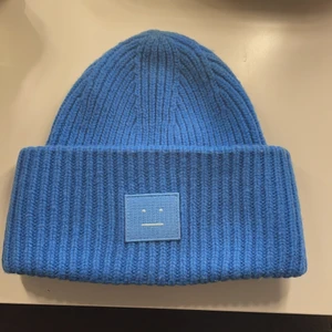 Acne mössa  - Jag säljer min acne mössa pågrund av att jag har tröttnat lite på färgen. köpte den 2019 för 1200 men nu säljer jag den för 700 💙                                                               Kan eventuellt byta mot en mörk blå 