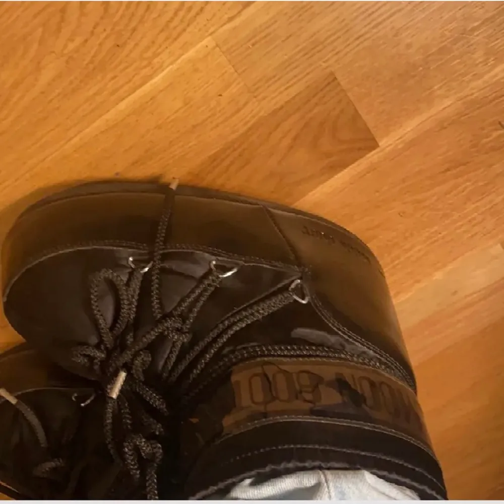 Ett par sjukt snygga moon boots som just denna färg är slutsålda på varje sida! Älskar dem men inte riktigt min stil☹️ är i nyskick endast använde fåtal gånger o inga defekter osv💗 skriv privat för fler bilder!💕 köp direkt: 1500kr❌BUDGIVNING: HÖJ MED MINST 10kr❌ OBS: på bilden är snörena konstiga då jag försökt fixa till dem för de va för långa för mig men fixas såklart innan jag säljer dem! . Skor.